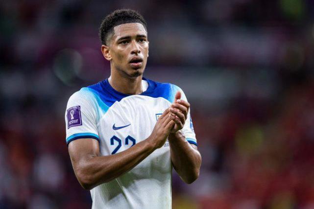 里贝里社交媒体分享与齐达内合照