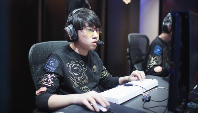 梦幻联动！齐达内晒与樊振东打乒乓球照片