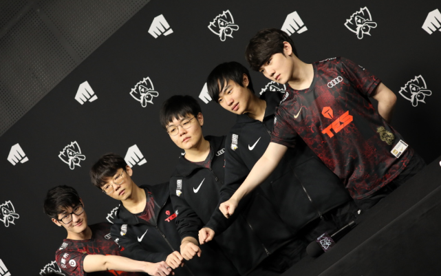 与此同时 与此同时